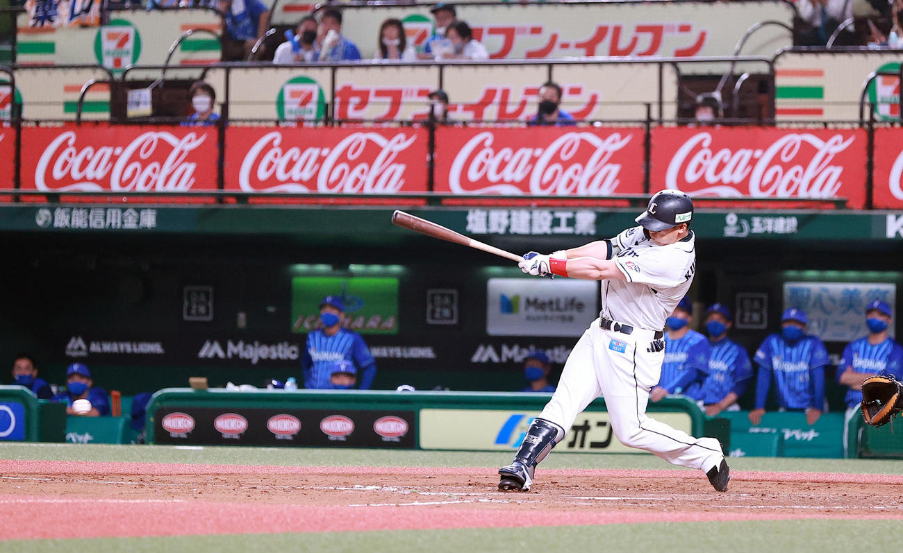 西武対DeNA 4回裏西武無死一、二塁、栗山は右適時打を放つ（撮影・浅見桂子）