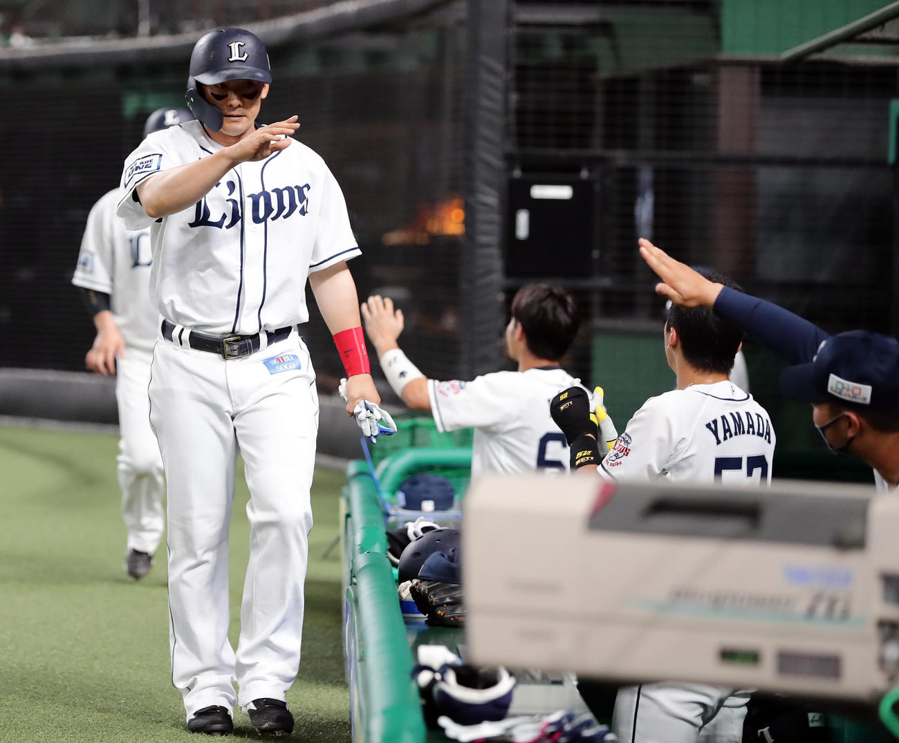 西武対DeNA 4回裏西武無死二、三塁、呉の2点適時打で生還した栗山（左）はナインとハイタッチ（撮影・浅見桂子）