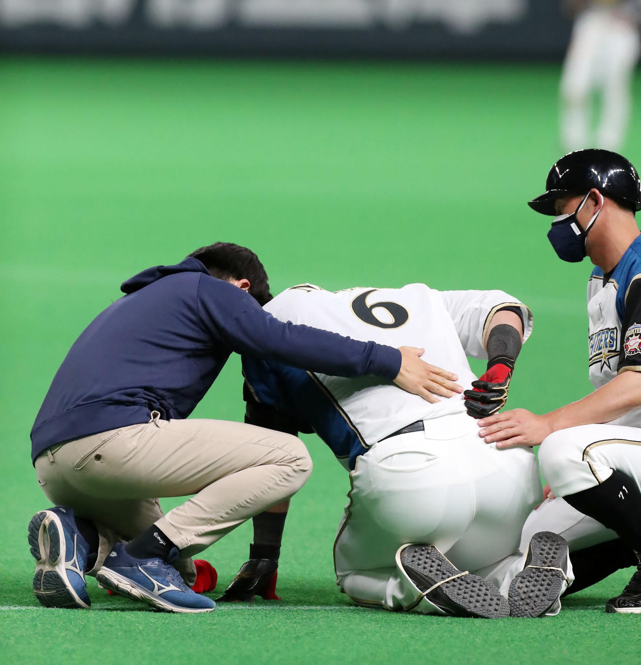 日本ハム対阪神　3回裏日本ハム1死満塁、三ゴロを放ち一塁に駆け込んだ際に負傷して交代する中田（中央）（撮影・加藤哉）