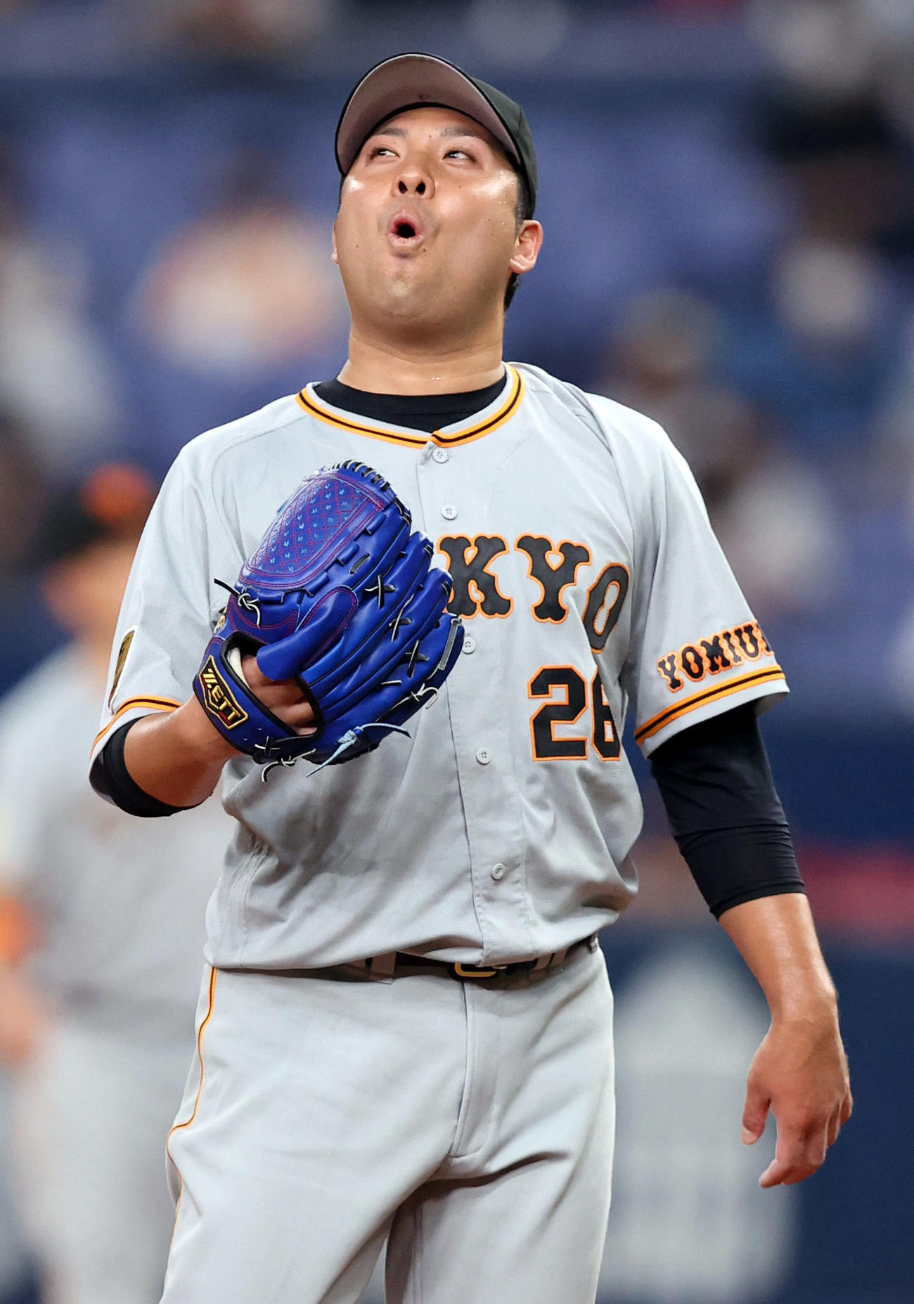 オリックス対巨人　3回裏、ストライクが入らず、納得いかない様子の今村（撮影・狩俣裕三）