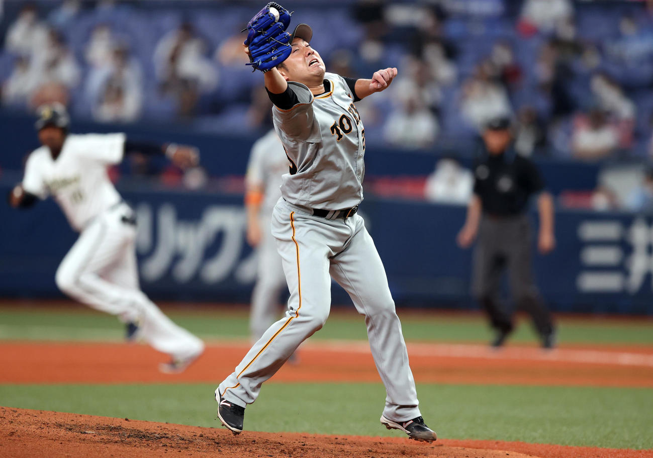 オリックス対巨人　4回裏オリックス2死一、二塁、若月健矢の投手返しを好捕する今村（撮影・狩俣裕三）
