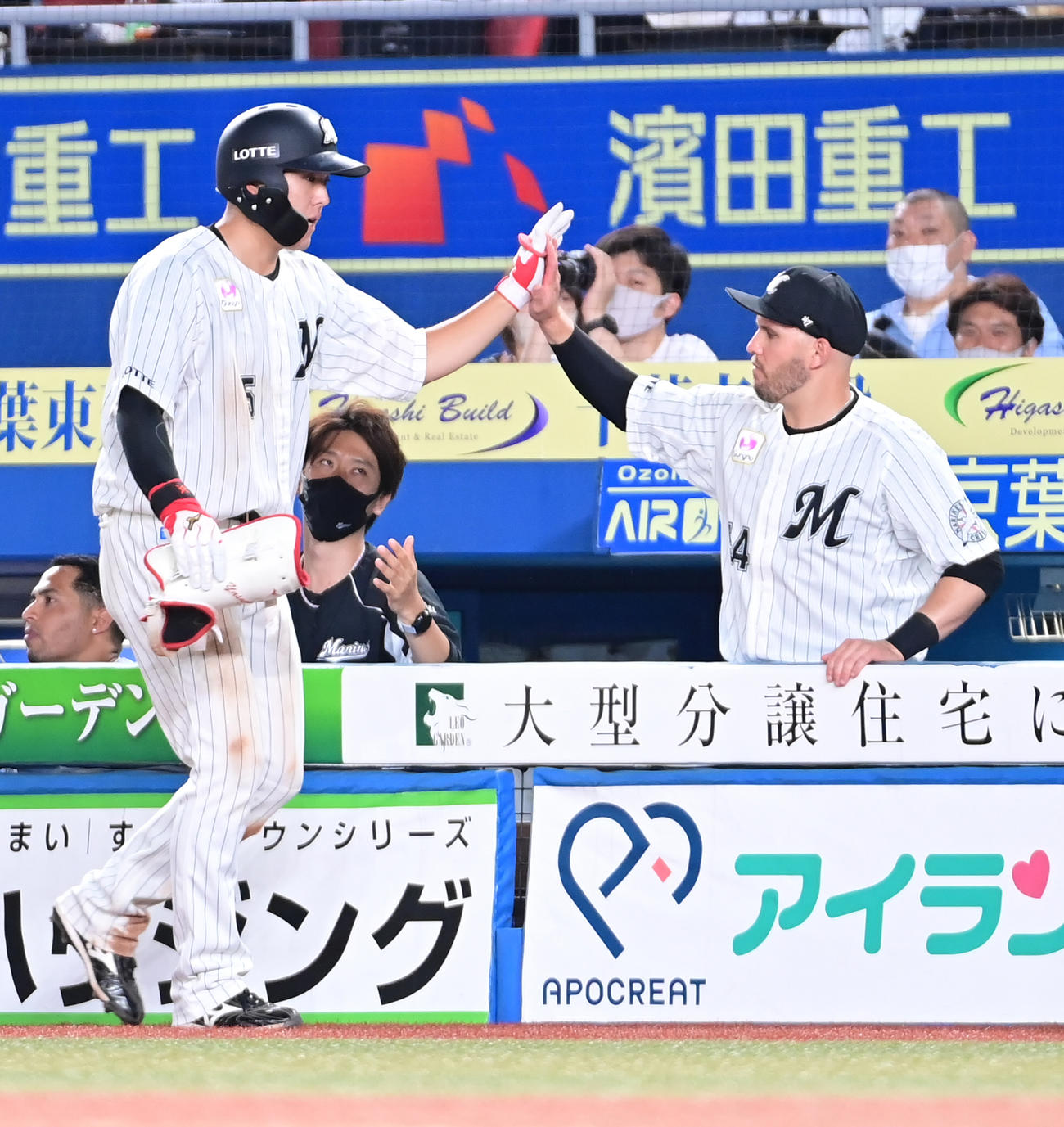 ロッテ対ヤクルト　7回裏ロッテ1死三塁、中前適時打を放った安田は交代となりベンチのレアード（右）から祝福を受ける（撮影・小沢裕）