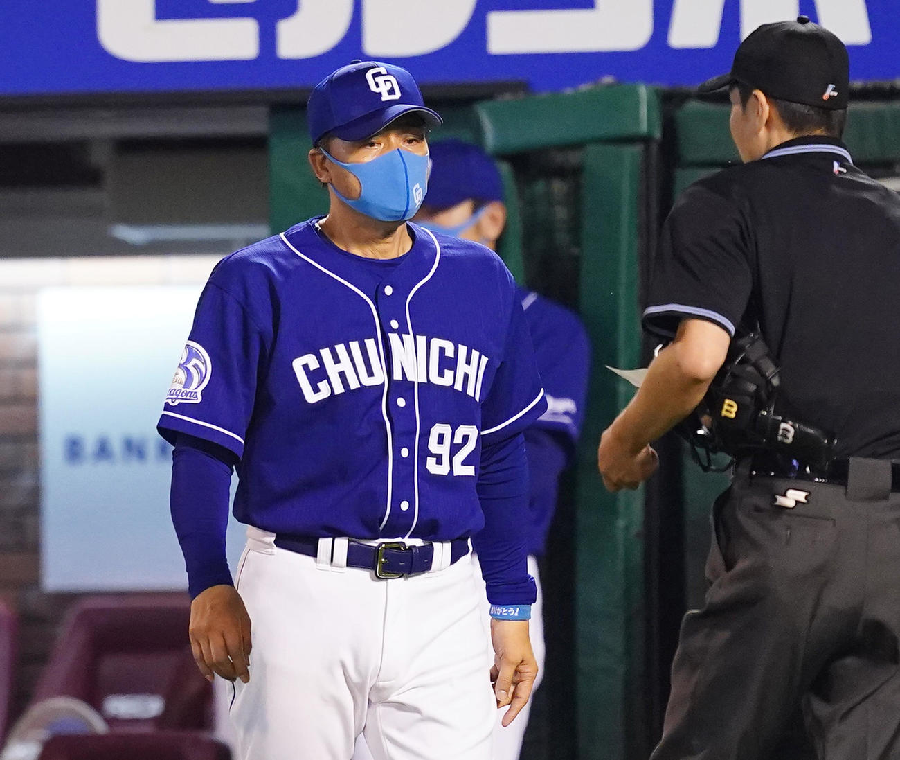 楽天対中日　7回、投手交代を告げる中日与田監督（撮影・菅敏）