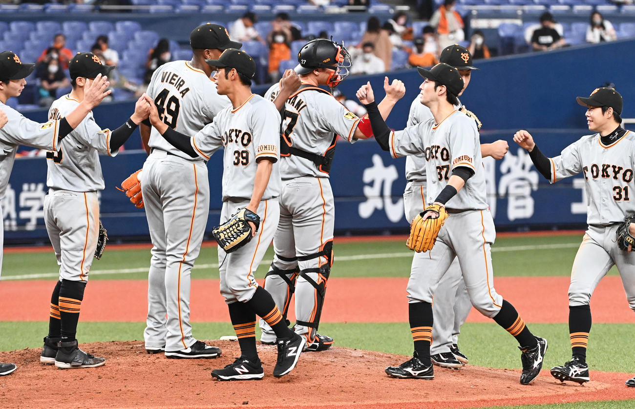 オリックスと引き分け、マウンド付近に集まる巨人ナイン（撮影・前岡正明）
