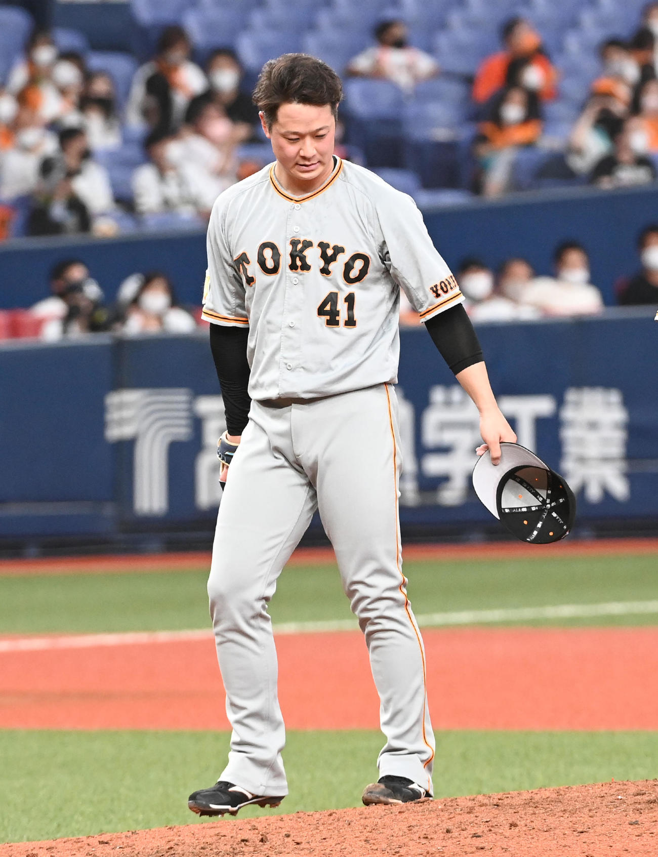 8回、オリックスに逆転され交代する中川（撮影・前岡正明）
