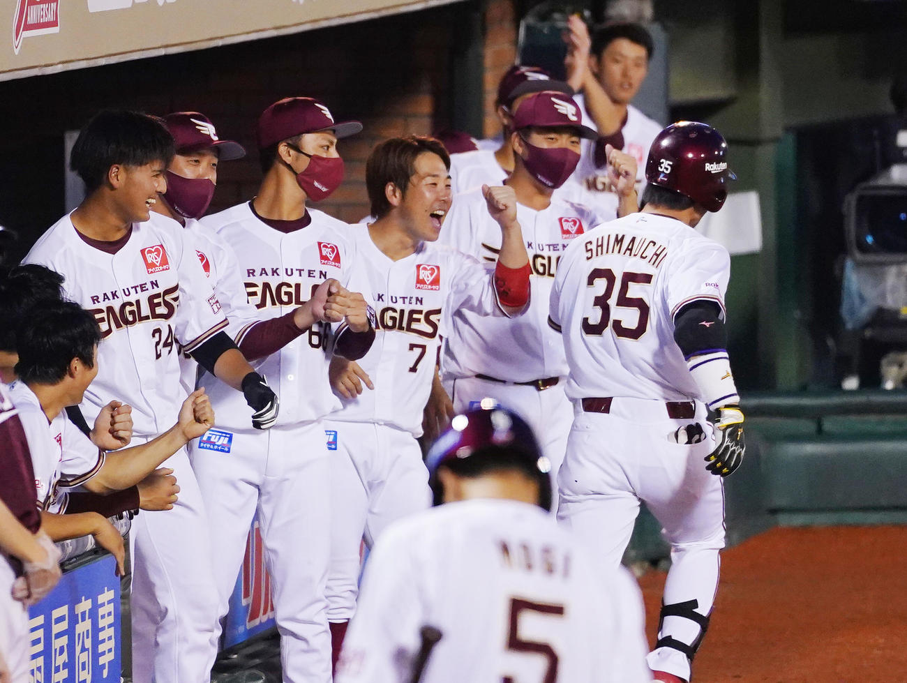 楽天対中日　4回裏楽天無死、同点の右越え本塁打を放ちナインに迎えられる島内（右端）（撮影・菅敏）