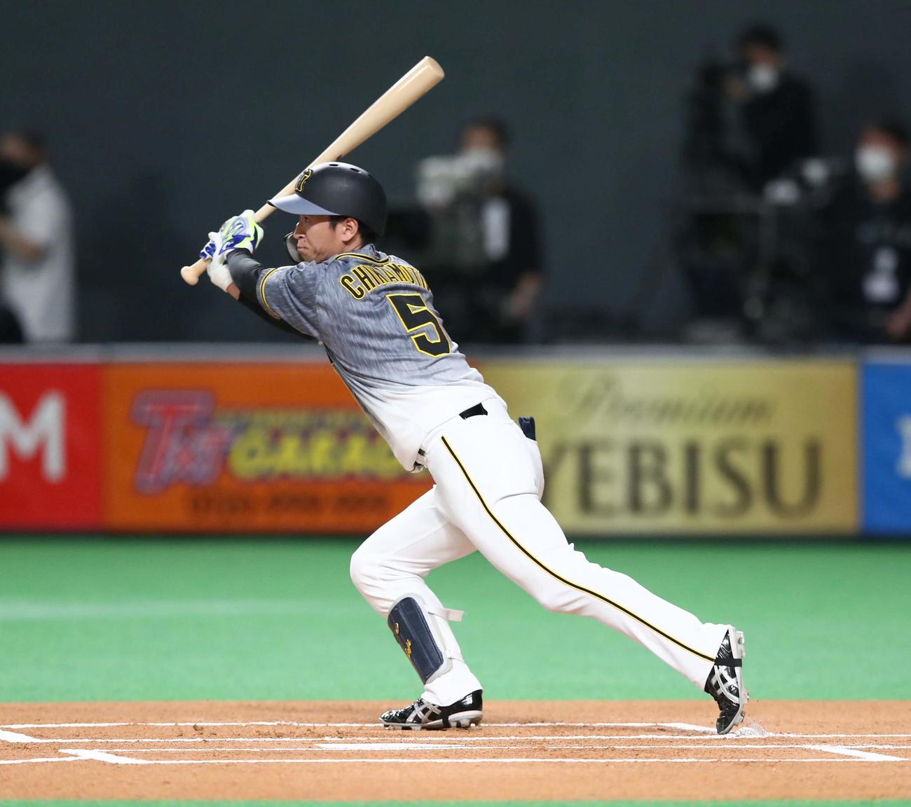 日本ハム対阪神　1回表阪神無死、中越え三塁打を放つ近本（撮影・黒川智章）