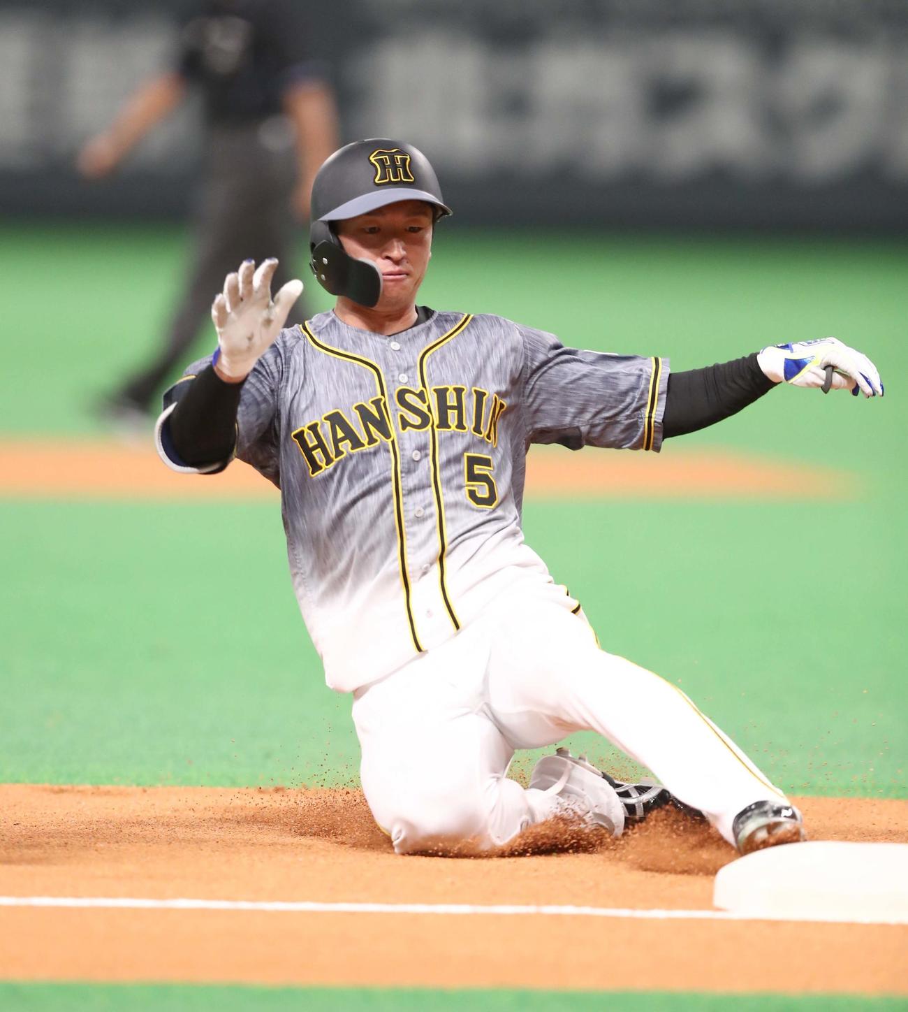 日本ハム対阪神　1回表阪神無死、中越え三塁打を放つ近本（撮影・黒川智章）