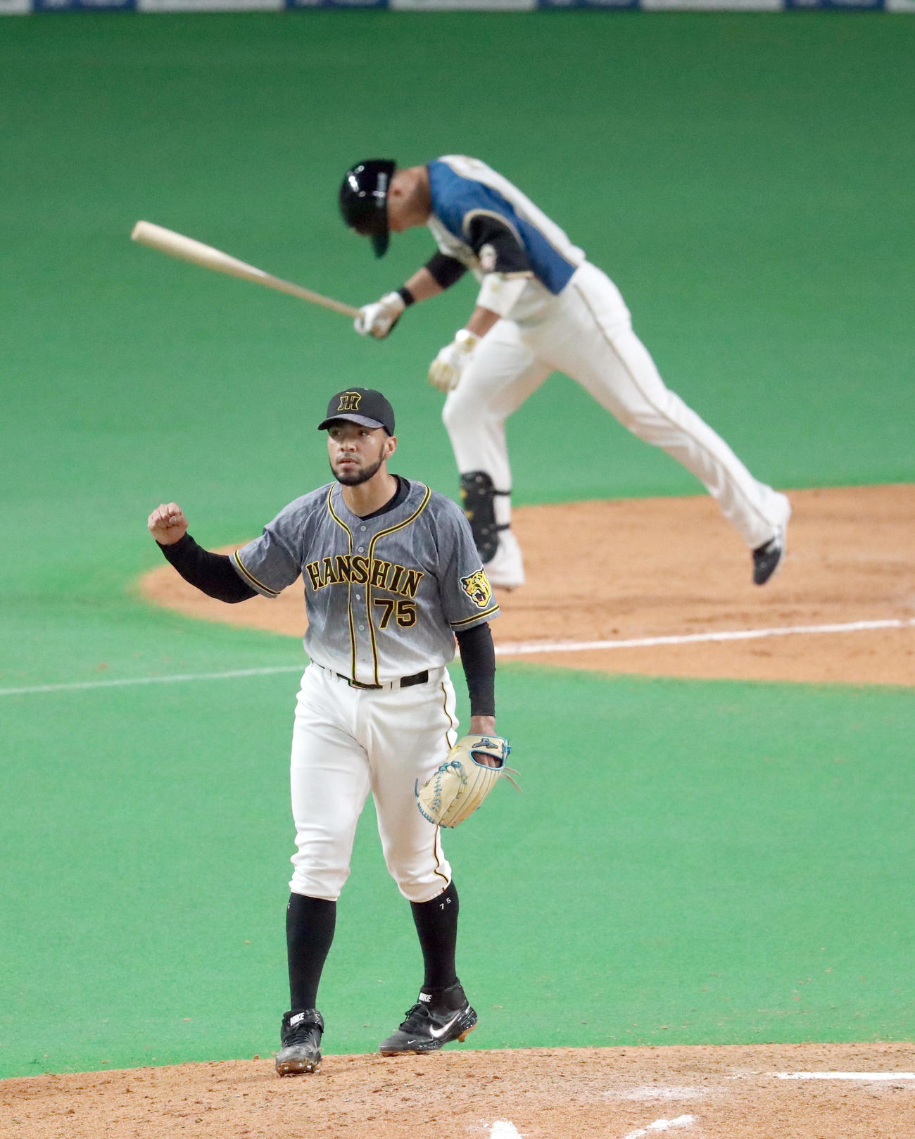 日本ハム対阪神　9回裏日本ハム2死一塁、王柏融を左飛に仕留めガッツポーズをする阪神スアレス（撮影・佐藤翔太）