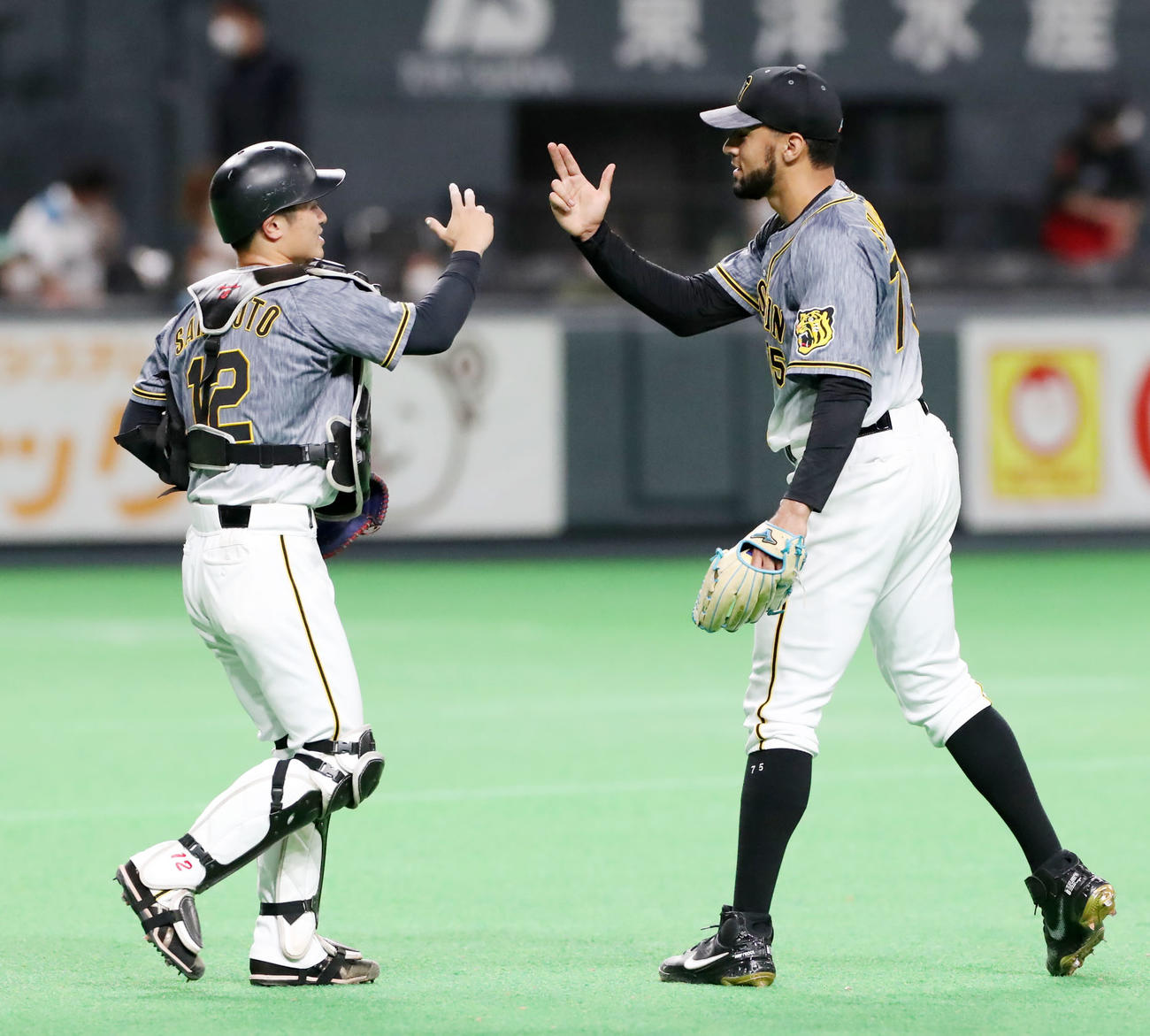 日本ハム対阪神　日本ハムに勝利し坂本（左）とタッチするスアレス（撮影・加藤哉）