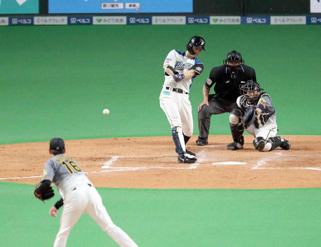日本ハム対阪神　3回裏日本ハム1死、浅間は右前打を放つ。投手西勇（撮影・佐藤翔太）
