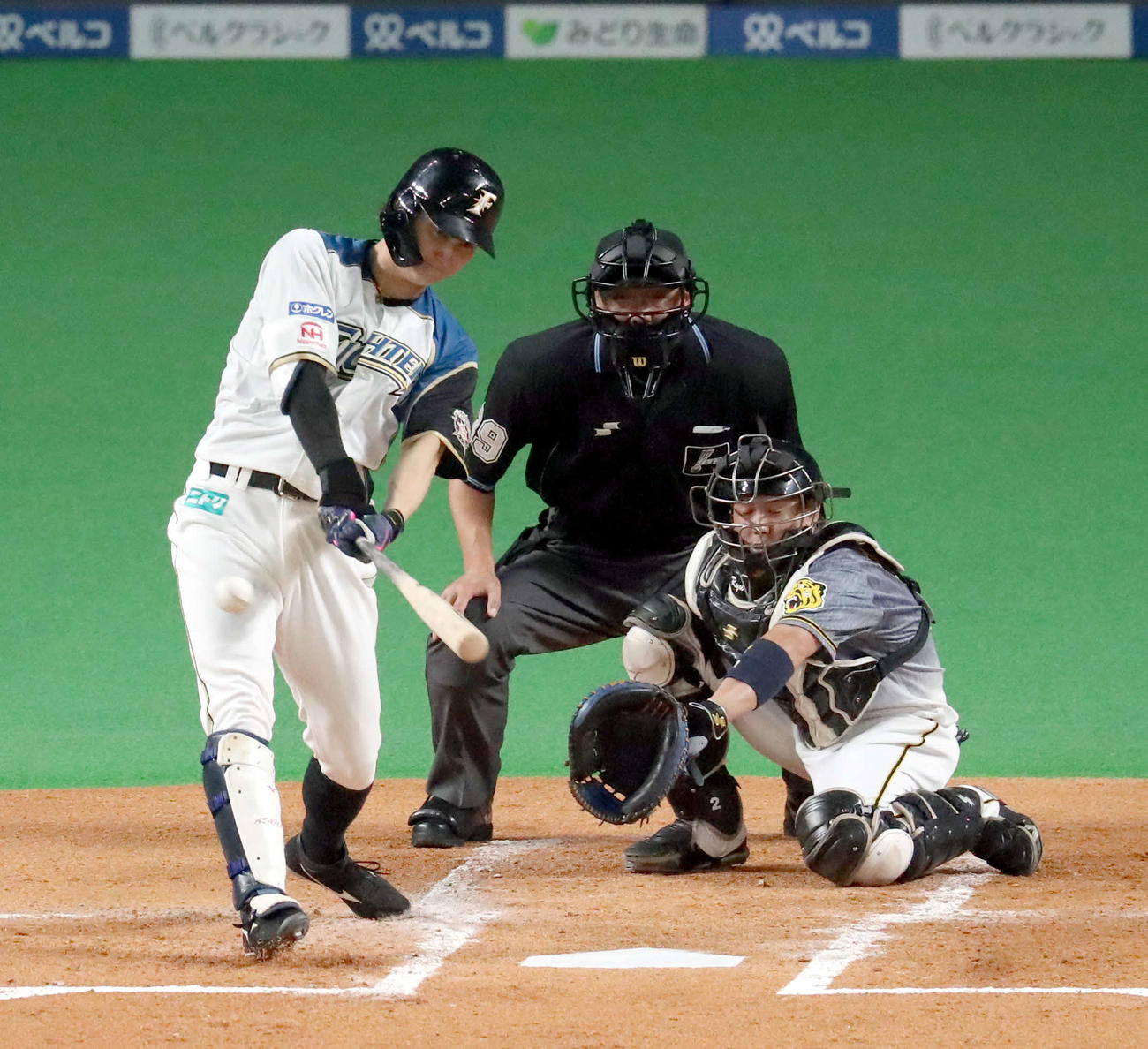 日本ハム対阪神　1回裏日本ハム無死、浅間は右前打を放つ（撮影・佐藤翔太）