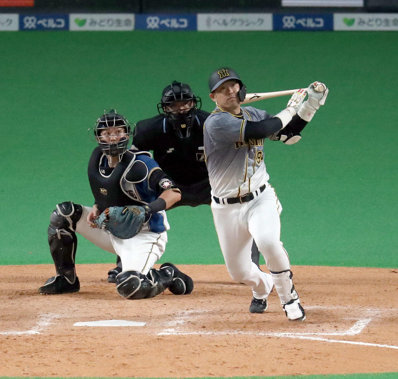 日本ハム対阪神　9回表阪神2死二塁、原口は勝ち越しとなる左越え適時二塁打を放つ（撮影・佐藤翔太）