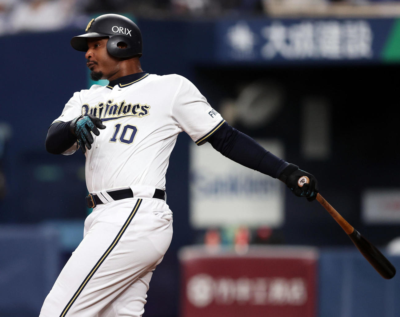 オリックス対巨人　8回裏オリックス1死一、三塁、左適時打を放つジョーンズ（撮影・狩俣裕三）