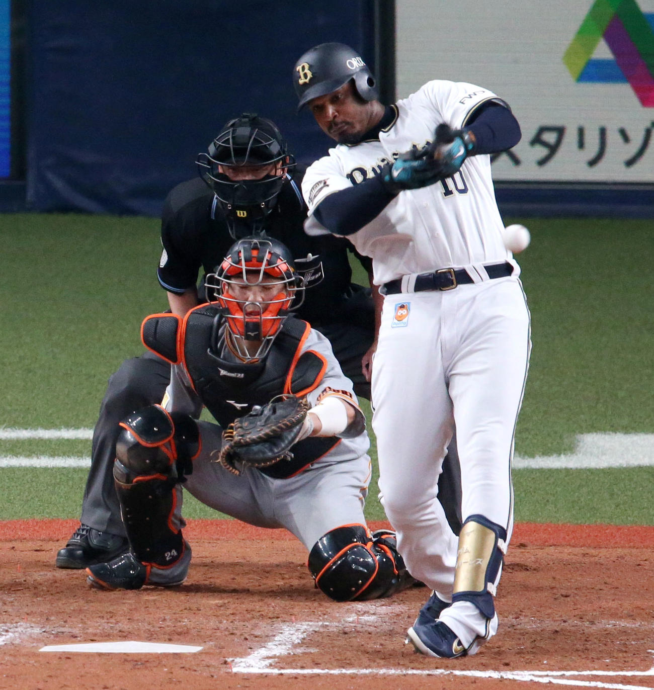 オリックス対巨人　8回裏オリックス1死一、三塁、ジョーンズは左前適時打を放つ（撮影・上山淳一）
