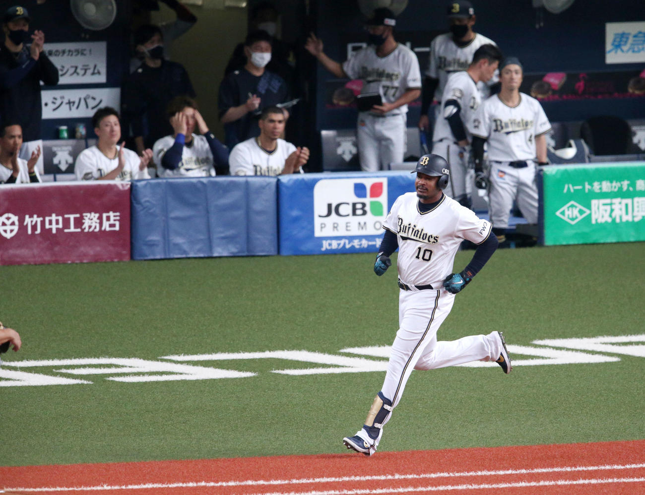 オリックス対巨人　8回裏オリックス1死一、三塁、ジョーンズ（手前）は左前適時打を放つ（撮影・上山淳一）