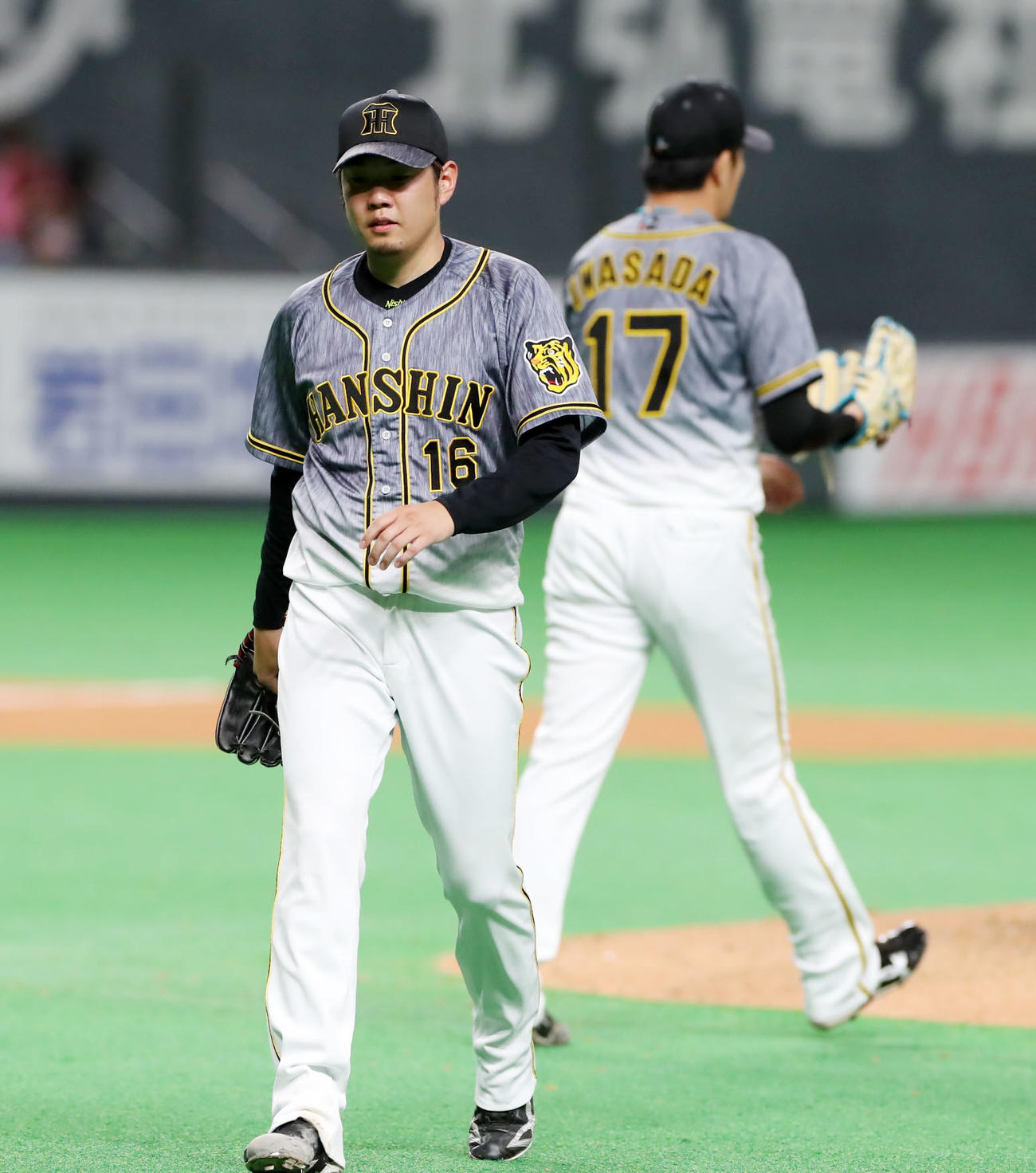 日本ハム対阪神　6回裏日本ハム2死一、三塁、西勇輝は代打大田泰示に四球を与えたところで岩貞祐太と交代する（撮影・加藤哉）2021年6月8日＝札幌ドーム