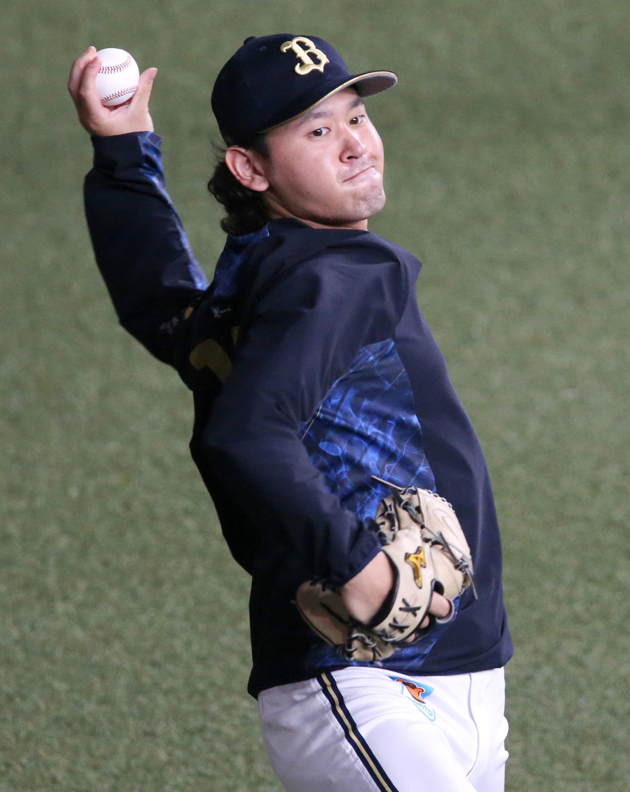 オリックス対巨人　試合前の練習でキャッチボールするオリックス宮城（撮影・上山淳一）