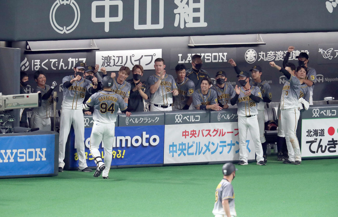日本ハム対阪神　9回表阪神2死二塁、勝ち越しとなる左適時二塁打を放ち、仲間に迎えられる原口（左手前）（撮影・佐藤翔太）
