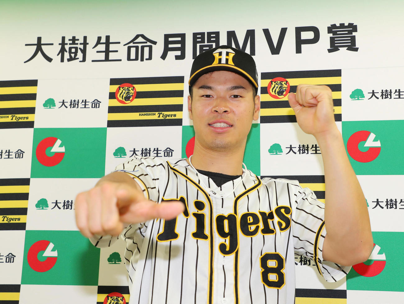 5月度「大樹生命　月間MVP賞」を受賞しポーズする阪神佐藤輝