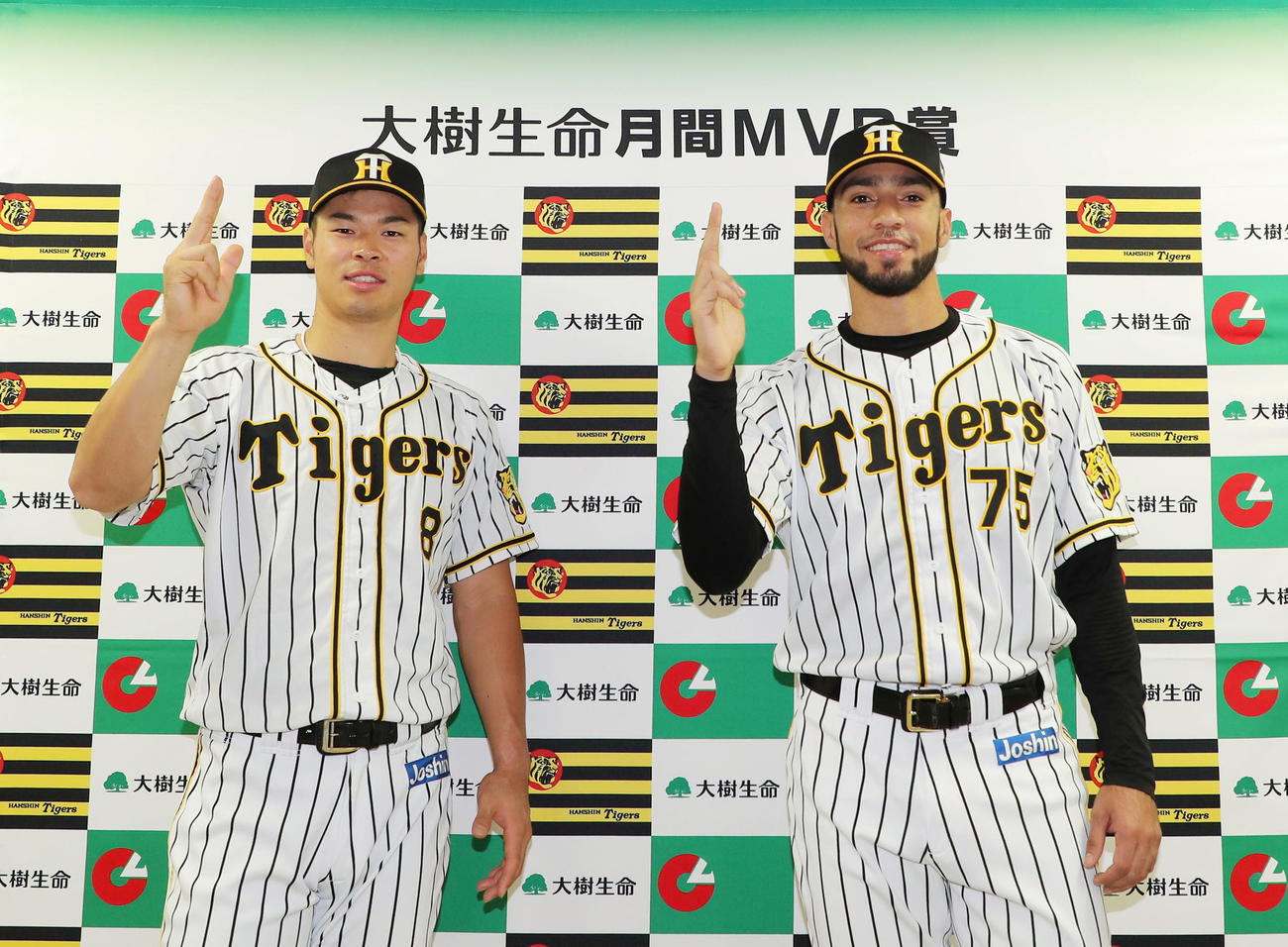 5月度「大樹生命月間MVP賞」の受賞会見でポーズをみせる阪神佐藤輝（左）とスアレス