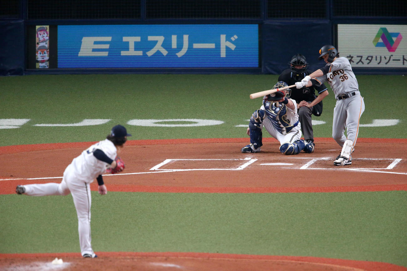 オリックス対巨人　6回表巨人2死、宮城は石川を空振り三振に仕留める（撮影・上山淳一）