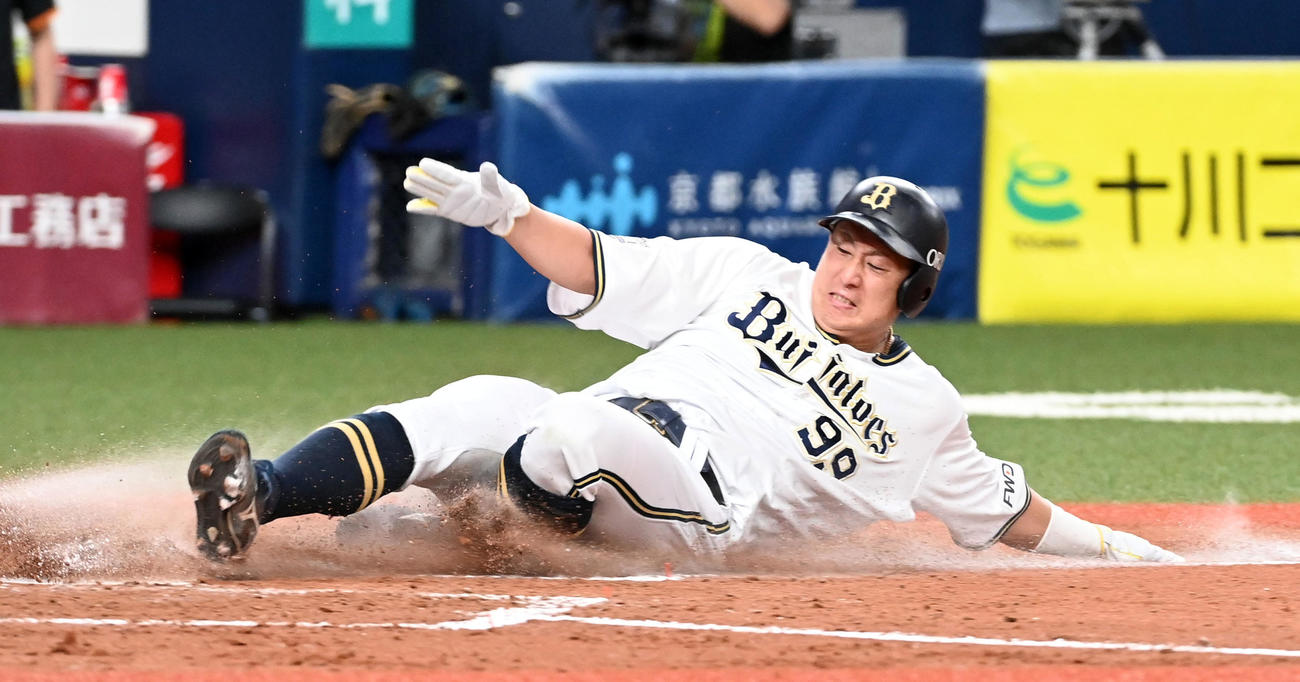 オリックス対巨人　4回裏オリックス2死二塁、伏見の中前適時打で生還する杉本（撮影・前岡正明）