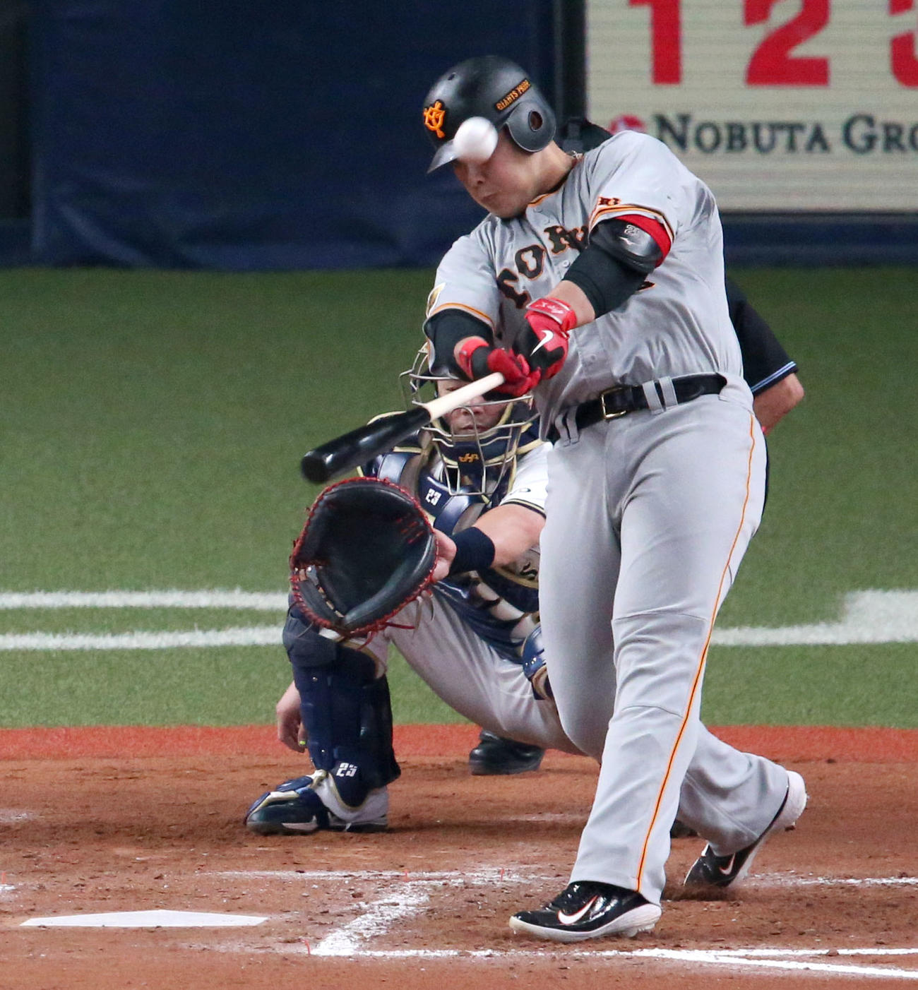 オリックス対巨人　7回表巨人2死、岡本和は左越え本塁打をい放つ（撮影・上山淳一）