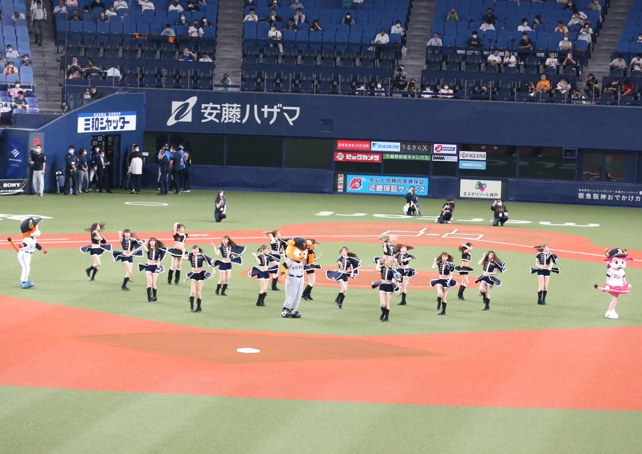 オリックス対巨人　試合前、球場を盛り上げるBsGirlsとVENUS（撮影・上山淳一）