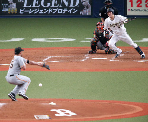 オリックス対巨人　4回裏オリックス2死二塁打伏見は中前適時打を放つ（撮影・上山淳一）