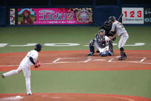 オリックス対巨人　3回表巨人無死、宮城は若林を見逃し三振に仕留める（撮影・上山淳一）