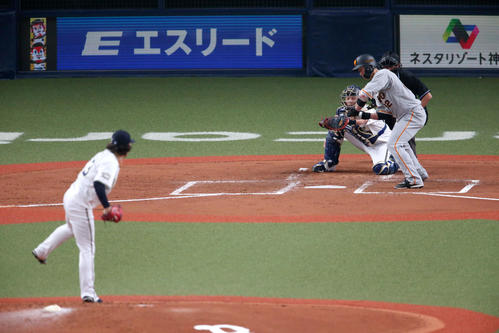 オリックス対巨人　3回表巨人1死、宮城は広岡を見逃し三振に仕留める（撮影・上山淳一）