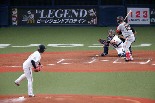 オリックス対巨人　3回表巨人2死、宮城は炭谷を見逃し三振に仕留める（撮影・上山淳一）