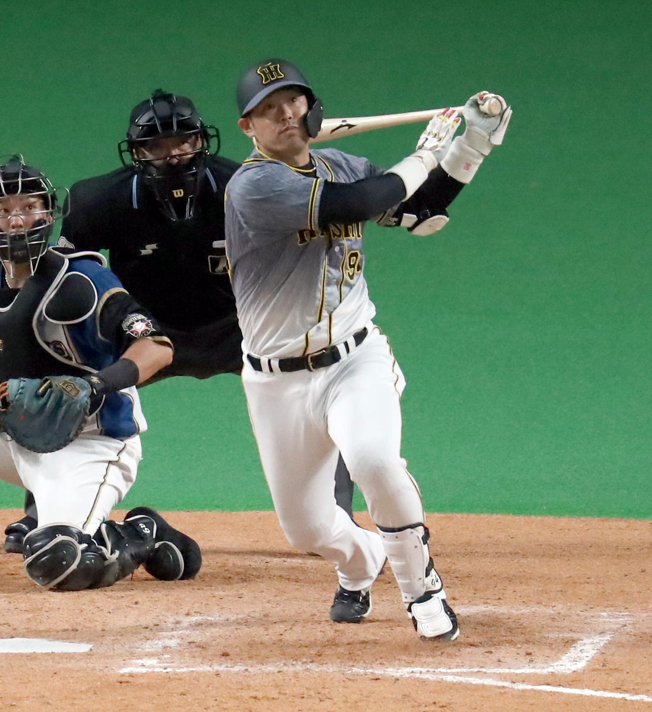 9回表阪神2死二塁、原口は勝ち越しとなる適時二塁打を放つ（撮影・佐藤翔太）