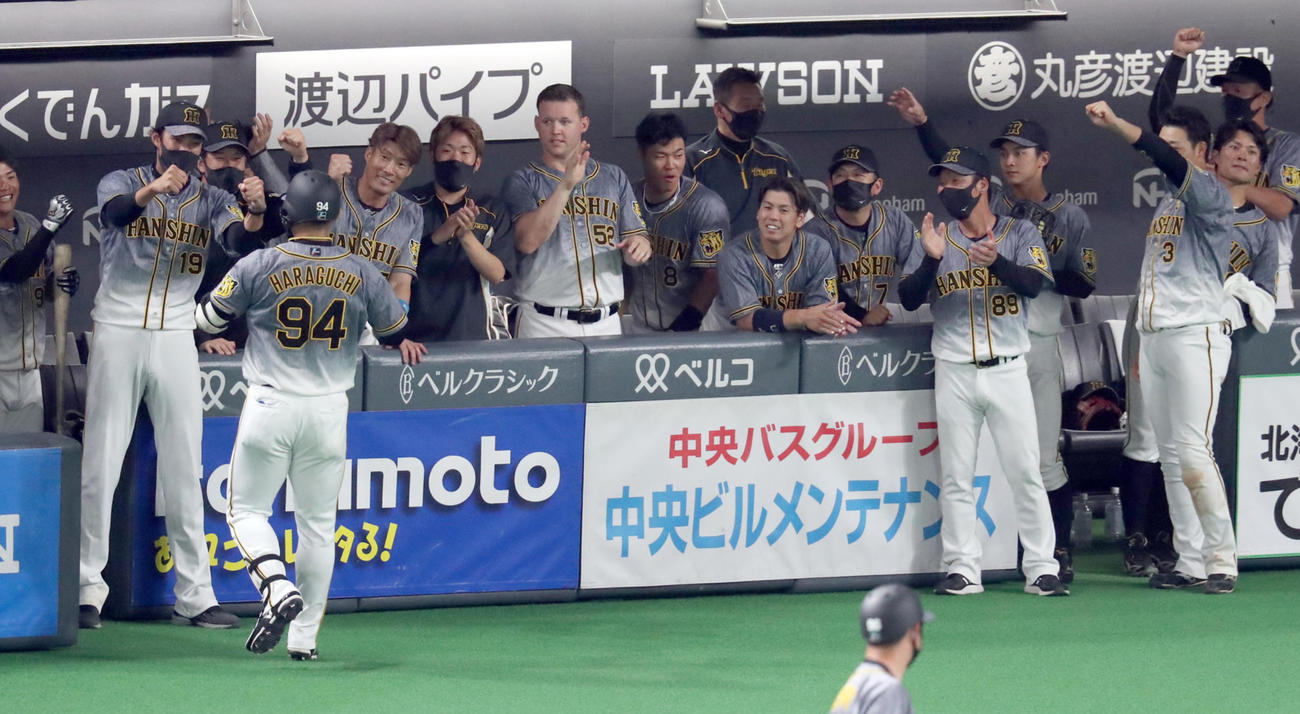 9回表阪神2死二塁、勝ち越し打を放ち藤浪（左端）らチームメートに出迎えられる原口（左手前）（撮影・佐藤翔太）