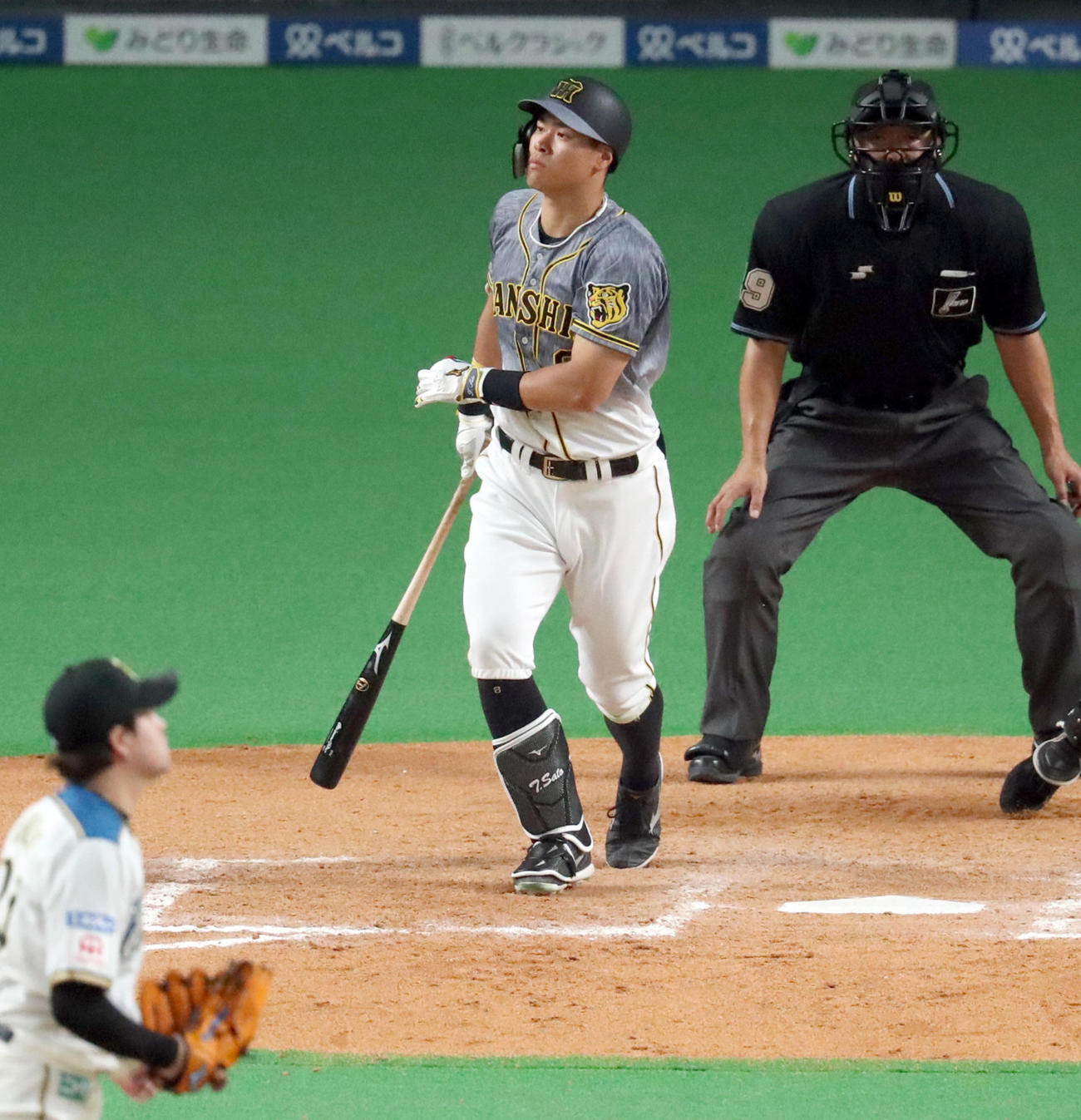 8回表阪神2死一、二塁、佐藤輝は三振に終わる。投手は日本ハム堀（撮影・佐藤翔太）