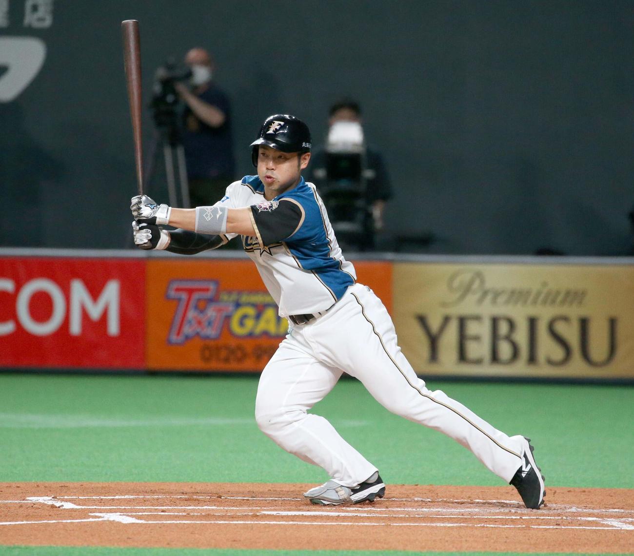 日本ハム対阪神　1回裏日本ハム2死二塁、左翼線に適時二塁打を放つ近藤（撮影・黒川智章）