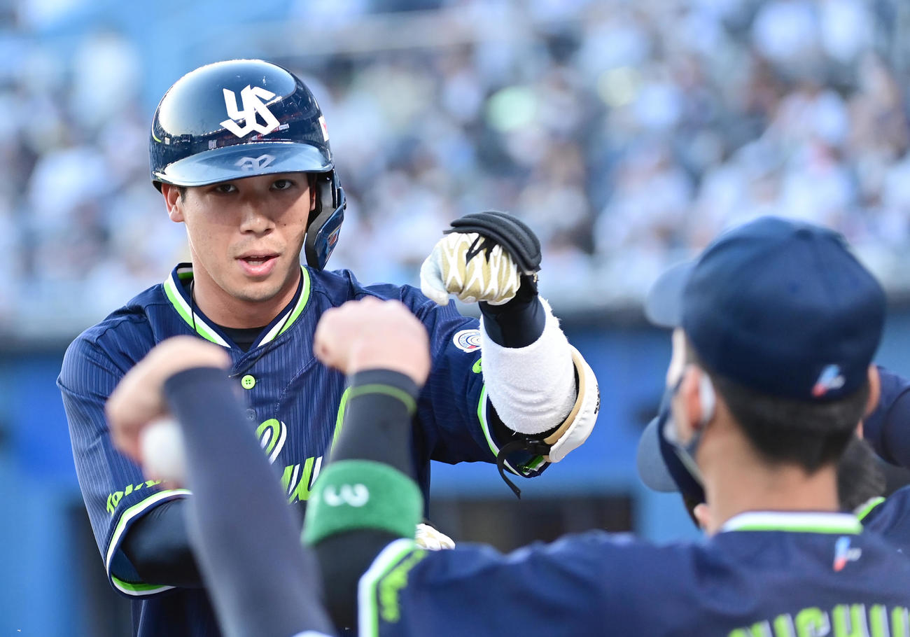 ロッテ対ヤクルト　3回表ヤクルト無死、山田は左越えにソロ本塁打を放ちベンチのナインの祝福を受ける（撮影・小沢裕）