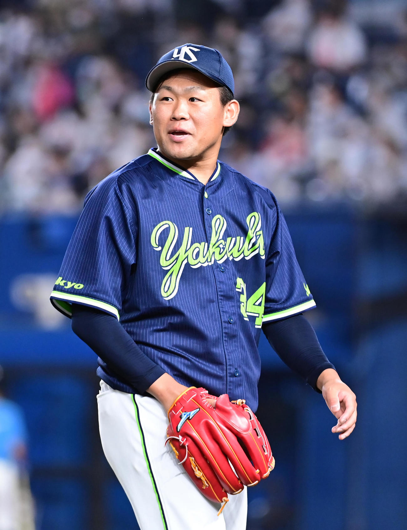 ロッテ対ヤクルト　5回の投球を終え笑顔でベンチへ引き揚げるヤクルト先発田口（撮影・小沢裕）