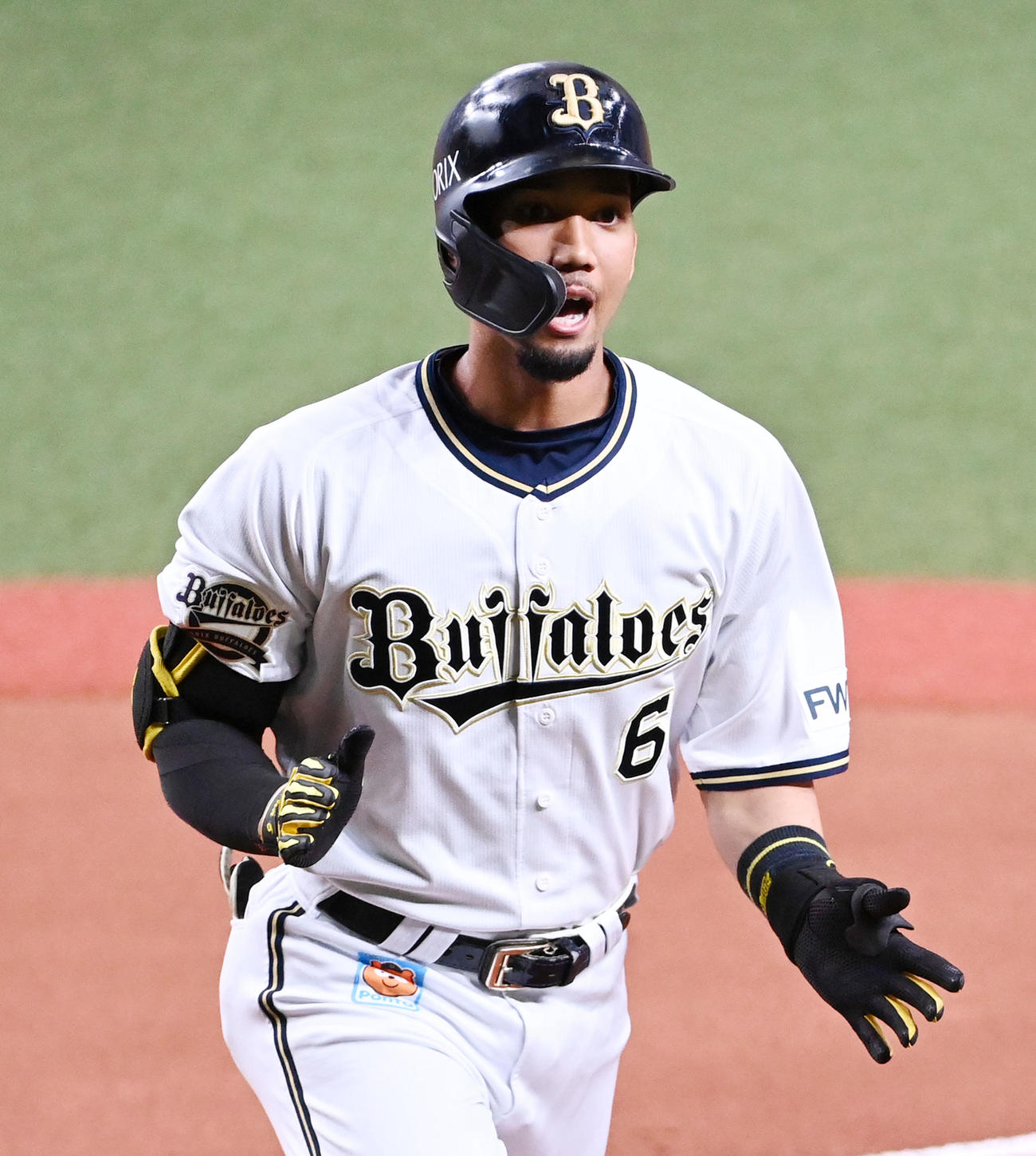 オリックス対巨人　1回裏オリックス1死、右越え先制本塁打を放った宗は手をたたいて生還（撮影・前岡正明）