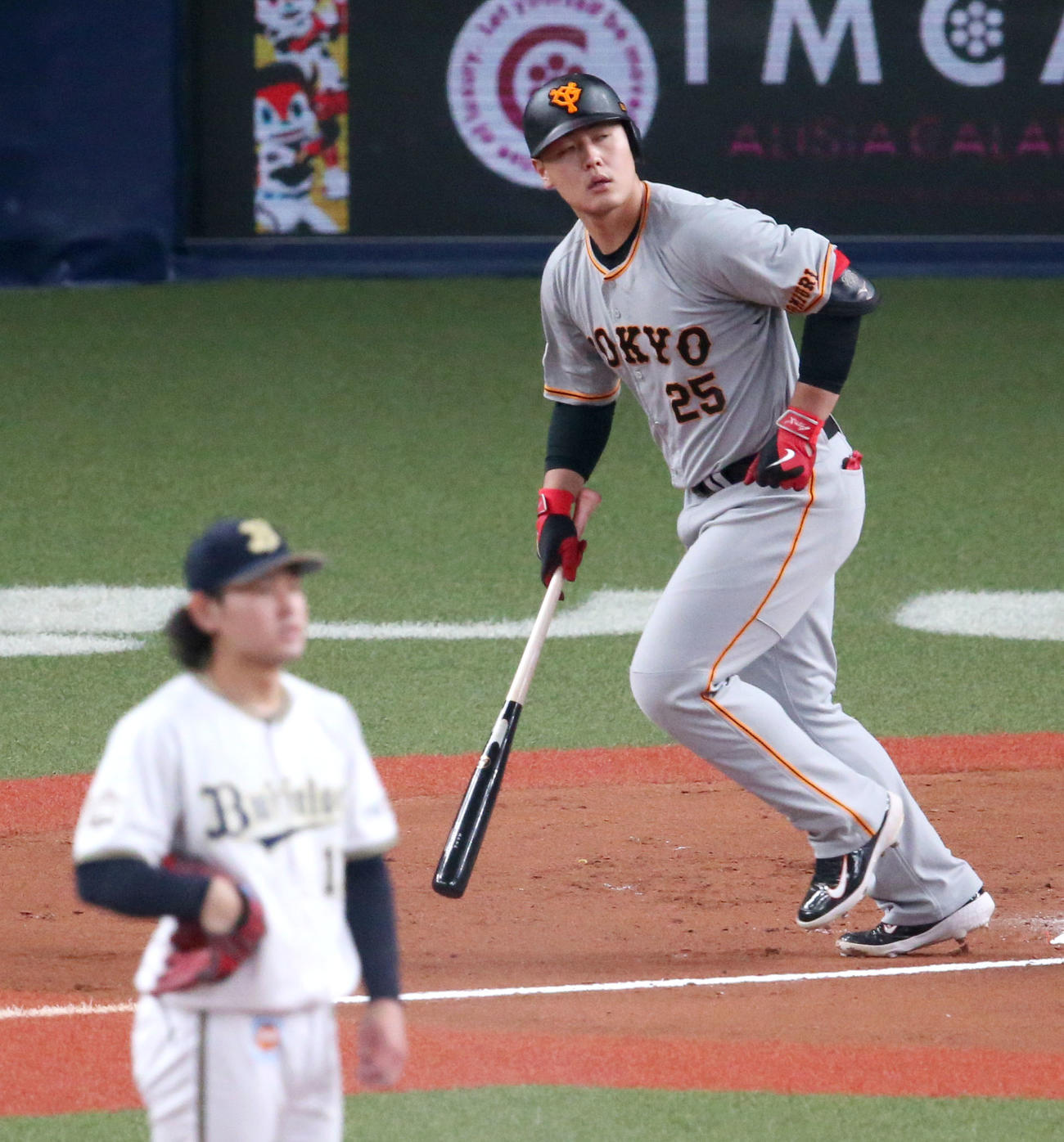 オリックス対巨人　7回表巨人2死、岡本和は左越え本塁打を放つ（撮影・上山淳一）