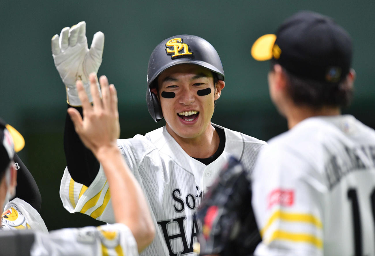 ソフトバンク対広島　5回裏ソフトバンク2死満塁、中村晃の勝ち越し右前2点適時打で生還し、笑顔でナインとタッチを交わす柳田（撮影・岩下翔太）