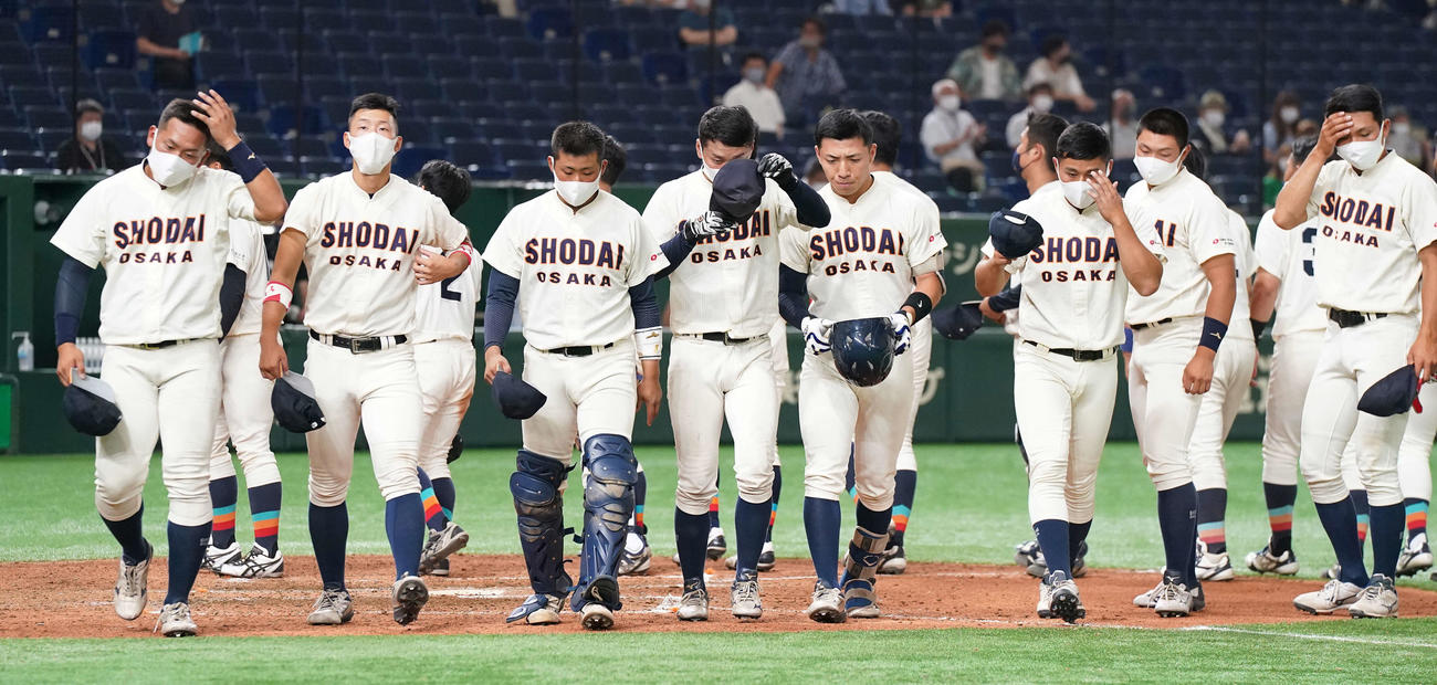 福井工大対大商大　福井工大に敗れ肩を落とす大商大ナイン（撮影・鈴木みどり）