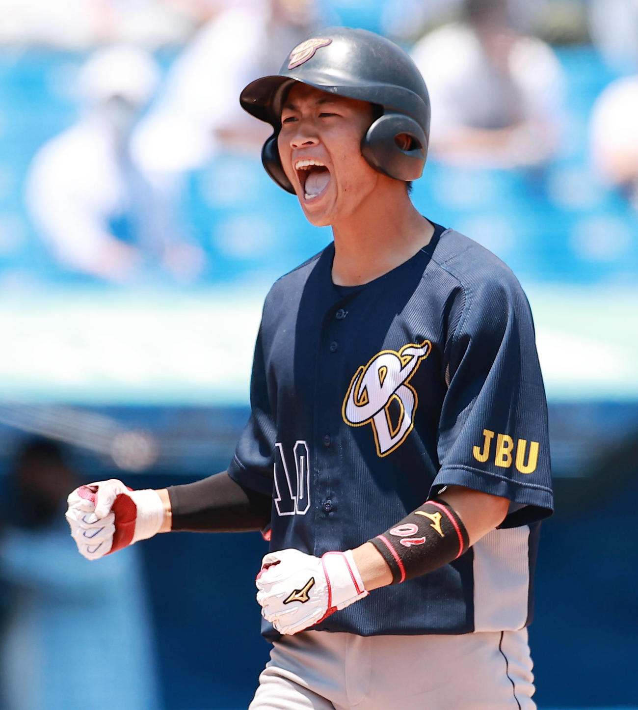 桜美林大対上武大　7回裏上武大無死三塁、右越え2点本塁打を放ち、ほえながらベンチに向かう山脇（撮影・野上伸悟）