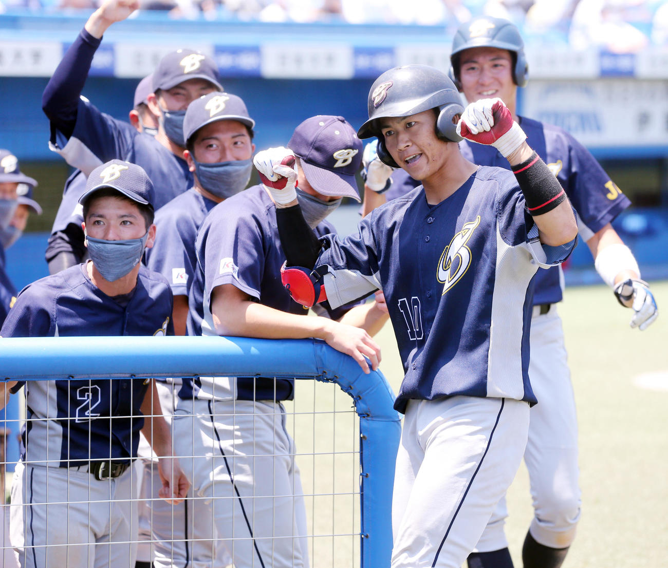 桜美林大対上武大　7回裏上武大無死三塁、右越え2点本塁打を放ち中継カメラに向かってガッツポーズの山脇（撮影・野上伸悟）