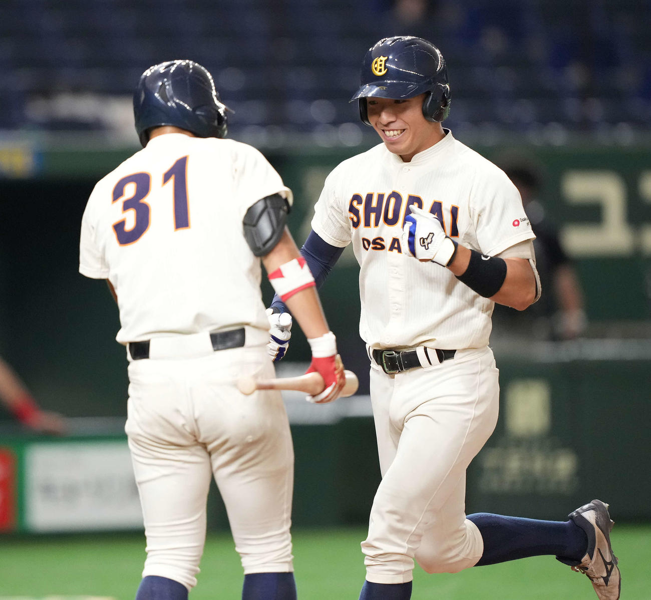 福井工大対大商大　5回裏大商大1死、左越えソロ本塁打を放った加川（右）は笑顔で生還（撮影・鈴木みどり）