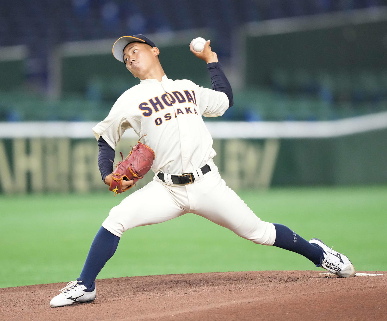 福井工大対大商大　先発し力投する大商大・伊原（撮影・鈴木みどり）