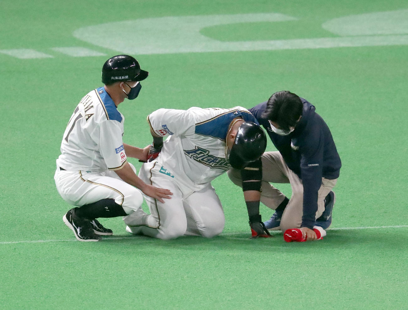日本ハム対阪神　3回裏日本ハム1死満塁、三ゴロを放ち一塁を駆け抜けた後、その場で動けなくなる中田（2021年6月8日撮影）