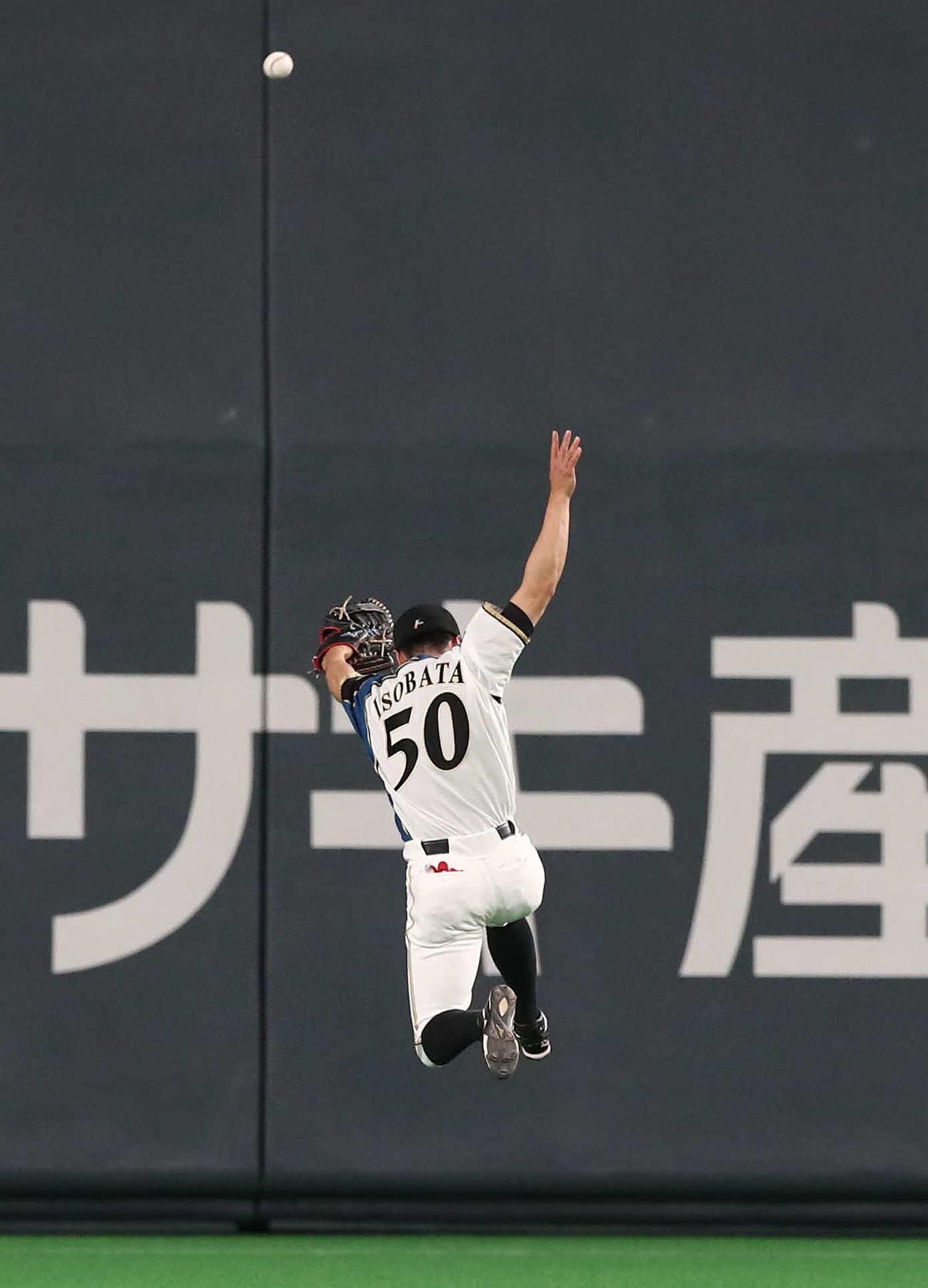 日本ハム対阪神　1回表、近本の三塁打の打球にジャンプする五十幡（2021年6月8日撮影）