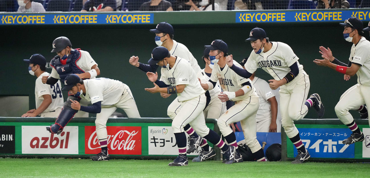 国学院大対富士大　富士大に勝利し、ベンチを飛び出す国学院大ナイン（撮影・鈴木みどり）